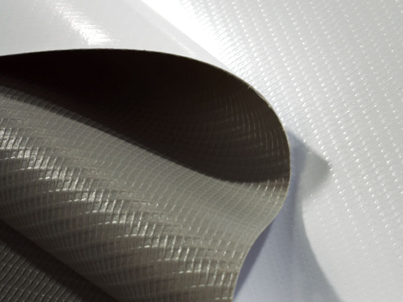 Banner flessibile bianco con superficie in PVC grigio da 440 g/m²